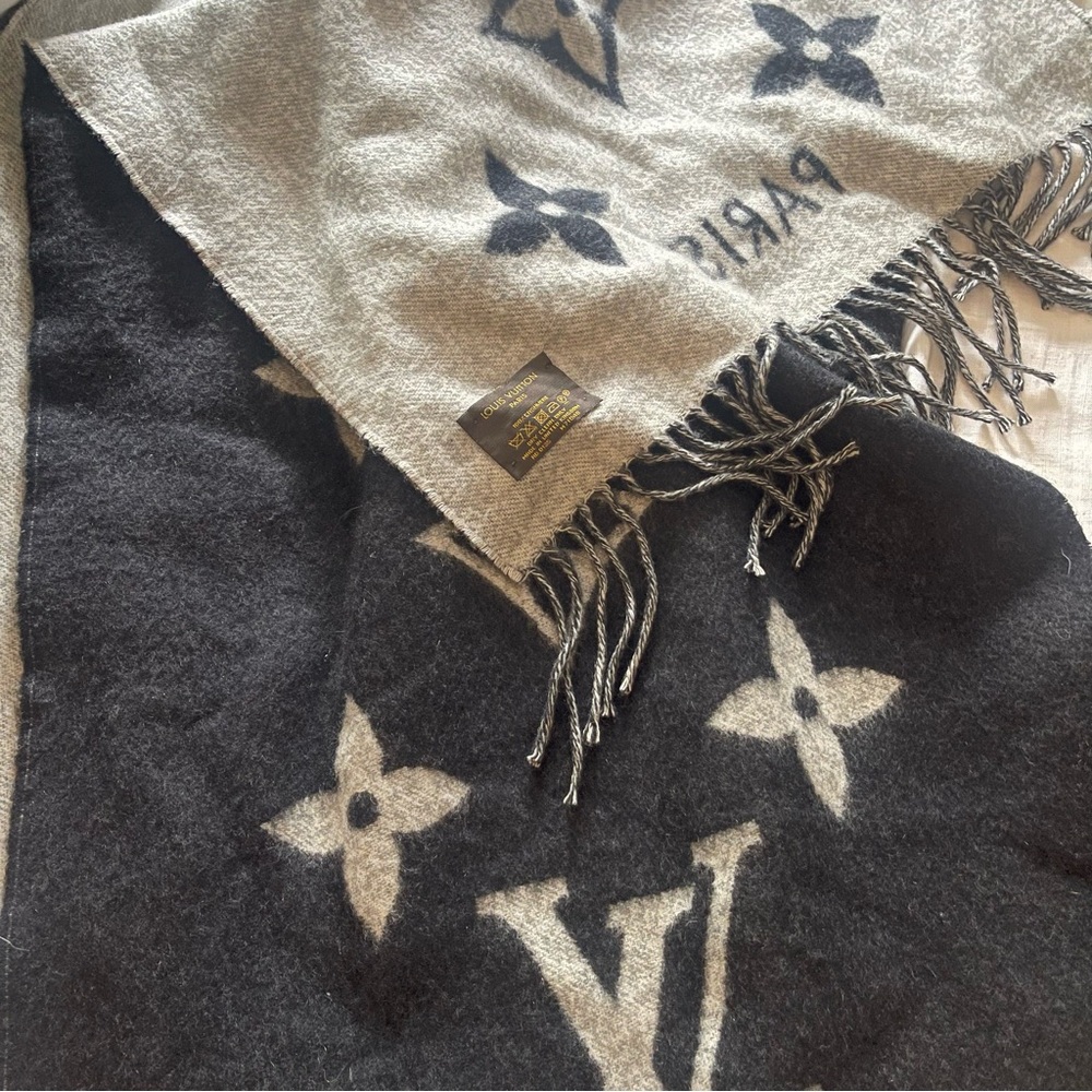 Louis Vuitton Gray and Black Scarf - Picture 1 of 3